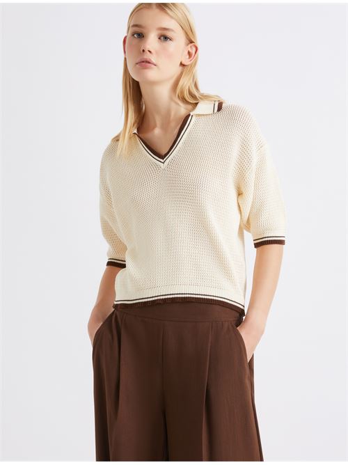 The cool alternative to the shirt has become the season's most versatile piece: pair it with casual trousers and wear it as either a base layer or under a poplin shirt. MARELLA SPORT | 261336104420006